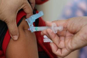fiocruz:-vacinas-protegem-criancas-de-covid-longa,-infeccao-e-morte