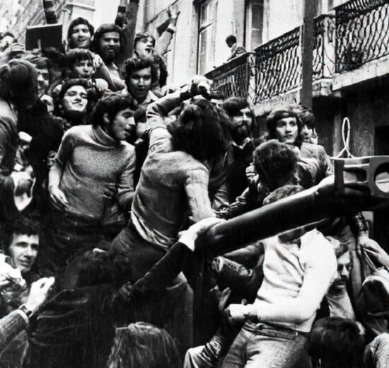 lula-celebra-50-anos-da-revolucao-dos-cravos-na-embaixada-de-portugal