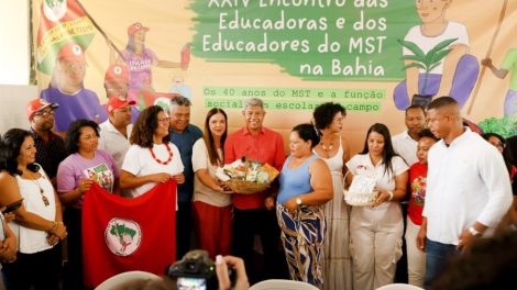 “e-uma-pauta-do-estado-com-os-movimentos-e-os-municipios-para-que-quem-mora-no-campo-possa-ter-terra,-agua-e-estrada”